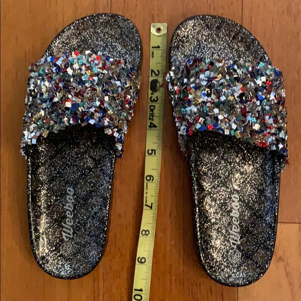 Cute Weeboo gel slides. NWOT